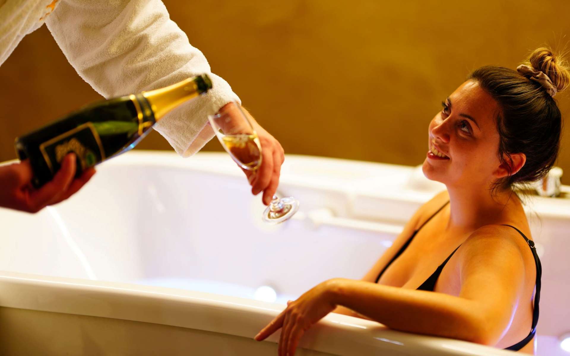Golfpanorama Wellness Spa Erholung Relax Behandlungsraum Sekt Glas Badewanne 3